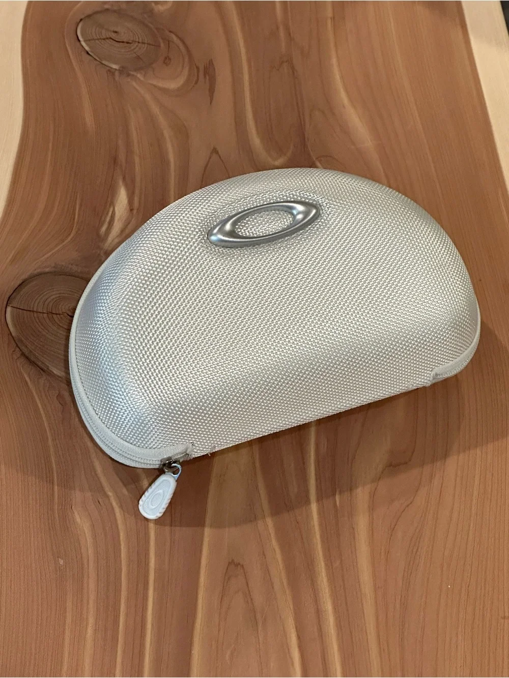 NWT Oakley White Soft Vault Textured Hard Sunglasses Case, Silver Oakley Logo